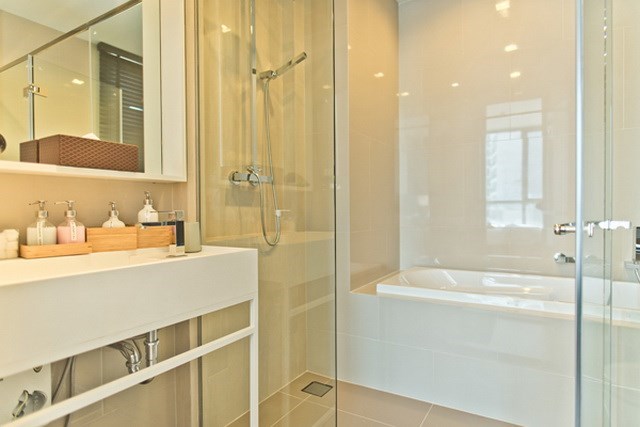 Condominium for sale Wongamat Pattaya showing the master bathroom Condominium for sale Wongamat Pattaya showing the master bathroom