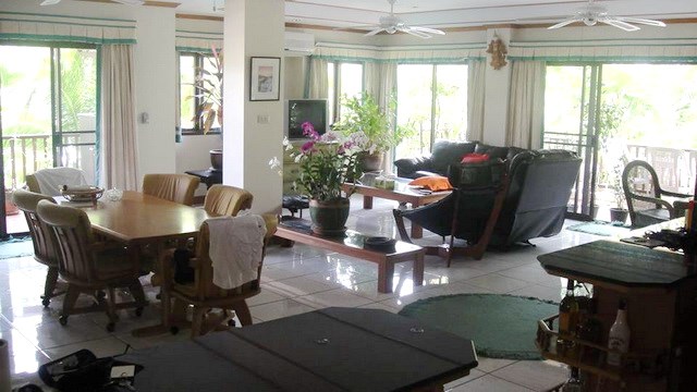 Condominium for sale in Jomtien at Chateau Dale showing the dining and living areas Condominium for sale in Jomtien at Chateau Dale showing the dining and living areas