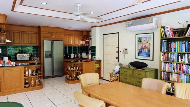 Condominium for sale in Jomtien at Chateau Dale showing the kitchen and dining areas Condominium for sale in Jomtien at Chateau Dale showing the kitchen and dining areas