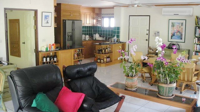 Condominium for sale in Jomtien at Chateau Dale showing the open plan concept Condominium for sale in Jomtien at Chateau Dale showing the open plan concept