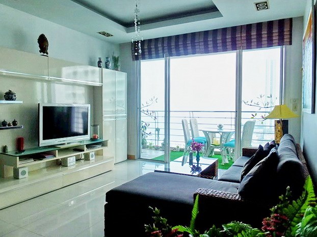 Condominium for sale Na Jomtien showing the living room 