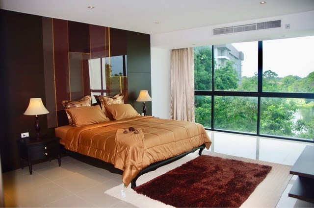 Condominium for sale Jomtien showing the master bedroom