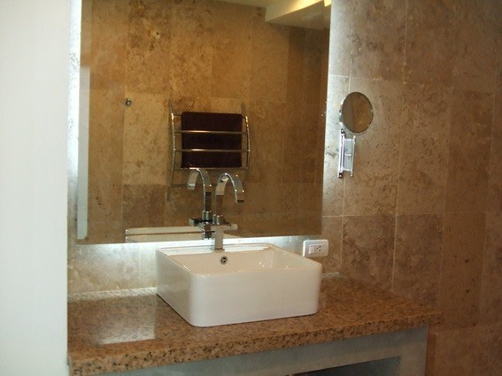 Condominium for sale Naklua showing the bathroom