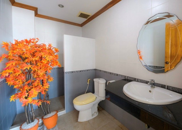 Condominium for sale Central Pattaya showing the second bathroom Condominium for sale Central Pattaya showing the second bathroom