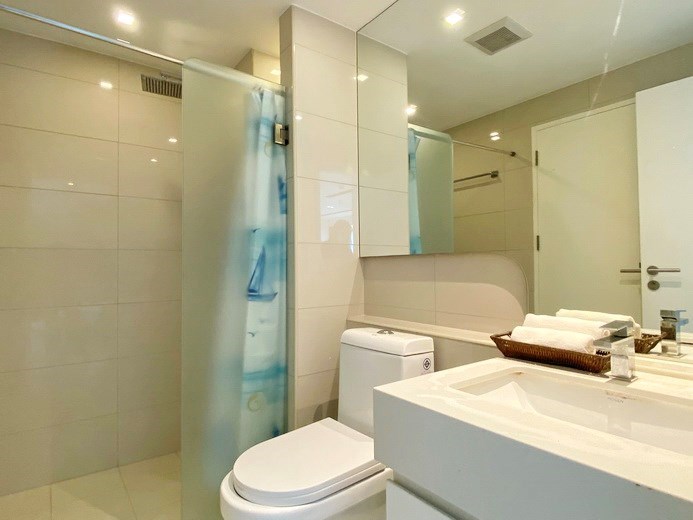 Condominium for sale Pattaya showing the bathroom