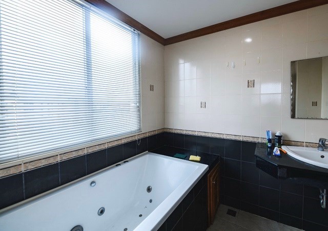 Condominium for sale Central Pattaya showing the master bathroom with bathtub Condominium for sale Central Pattaya showing the master bathroom with bathtub
