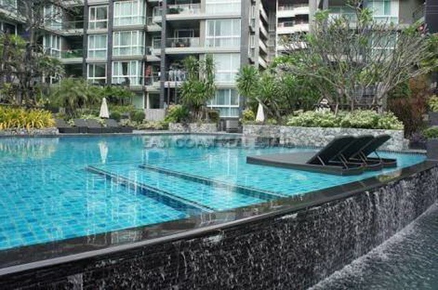 Condominium for sale central pattaya showing the communal swimming pool Condominium for sale central pattaya showing the communal swimming pool