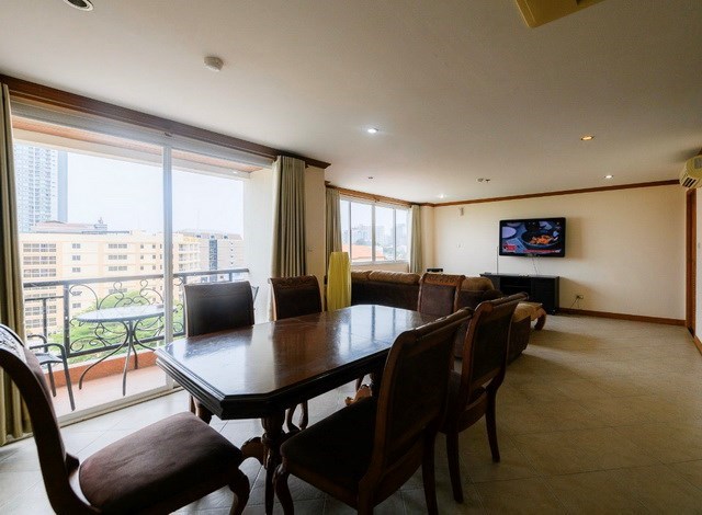Condominium for sale Central Pattaya showing the dining room and balcony Condominium for sale Central Pattaya showing the dining room and balcony
