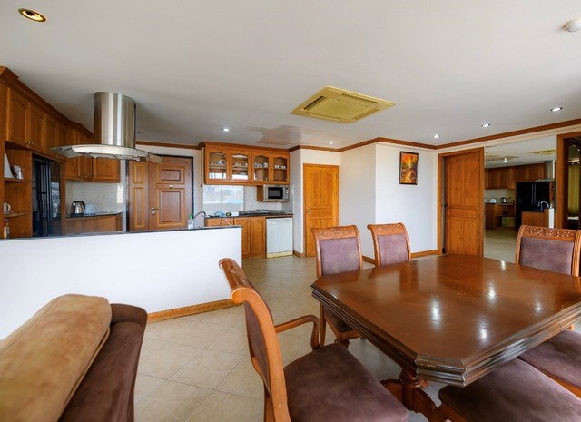 Condominium for sale Central Pattaya showing the dining and kitchen areas Condominium for sale Central Pattaya showing the dining and kitchen areas