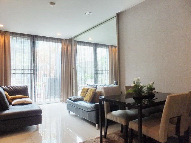 Condominium for sale Central Pattaya showing the living and dining areas