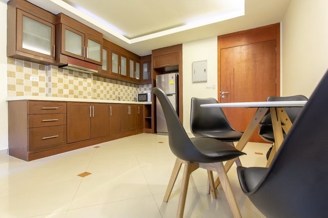 Condominium for sale Pattaya showing the dining and kitchen areas Condominium for sale Pattaya showing the dining and kitchen areas