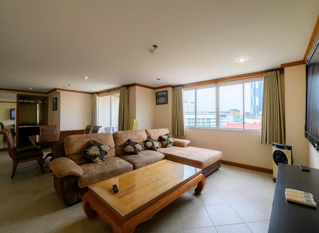 Condominium for sale Central Pattaya showing the living and dining areas Condominium for sale Central Pattaya showing the living and dining areas