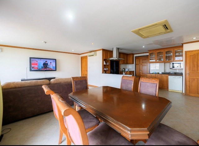 Condominium for sale Central Pattaya showing the living, dining and kitchen areas Condominium for sale Central Pattaya showing the living, dining and kitchen areas
