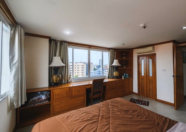 Condominium for sale Central Pattaya showing the master bedroom suite Condominium for sale Central Pattaya showing the master bedroom suite