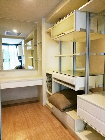 Condominium for sale central pattaya showing the walk-in closet Condominium for sale central pattaya showing the walk-in closet