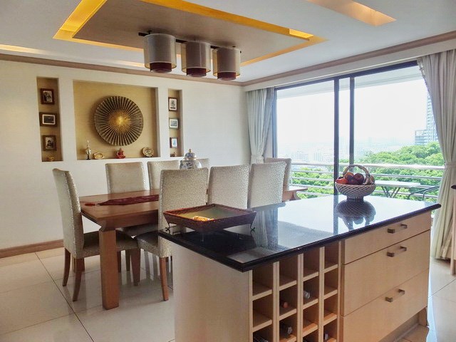 Condominium for Sale Pratumnak Hill showing the dining area 