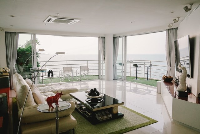 Condominium for sale Pratumnak Hill showing the living room with balcony view Condominium for sale Pratumnak Hill showing the living room with balcony view