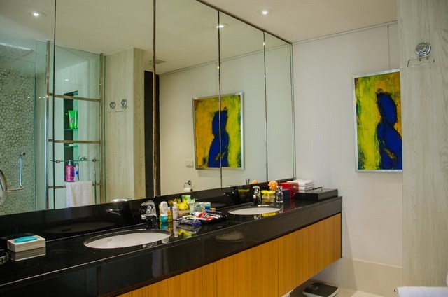 Condominium for sale Pratumnak Hill showing the master bathroom