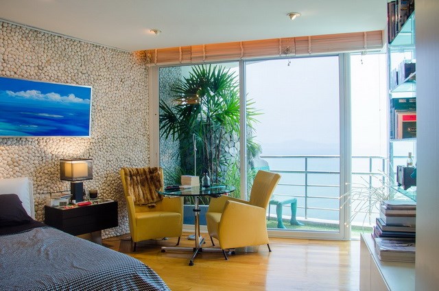 Condominium for sale Pratumnak Hill showing the master bedroom balcony Condominium for sale Pratumnak Hill showing the master bedroom balcony