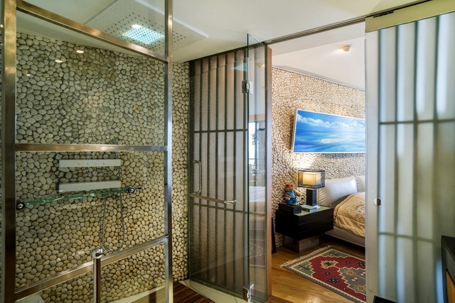 Condominium for sale Pratumnak Hill showing the master bedroom suite Condominium for sale Pratumnak Hill showing the master bedroom suite