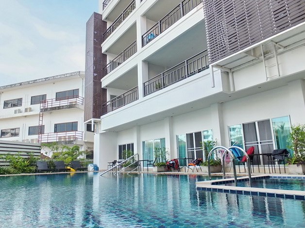 Condominium for sale Pratumnak Hill Pattaya showing the condo building and swimming pool