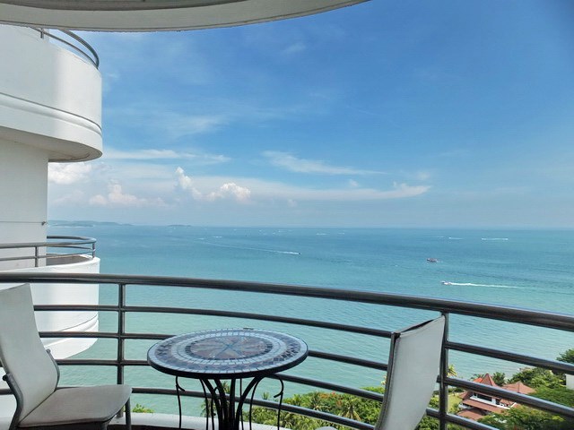 Condominium for Sale Pratumnak Hill showing the living room balcony 