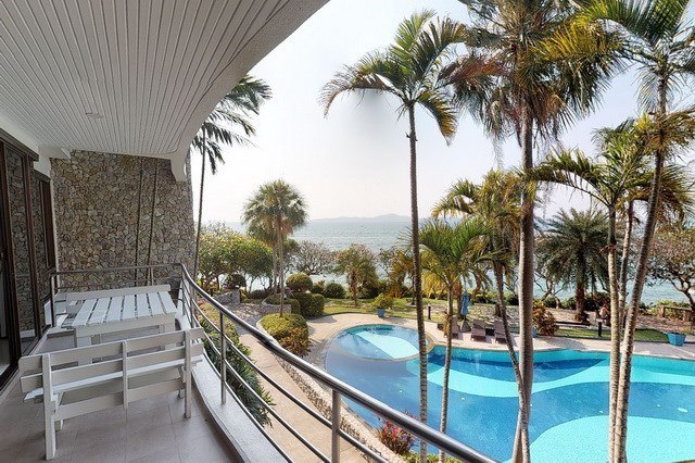 Condominium for sale Pratumnak showing the balcony and view Condominium for sale Pratumnak showing the balcony and view