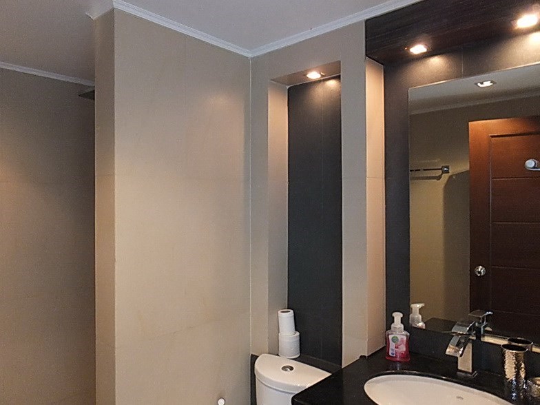 Condominium for sale Pratumnak Pattaya showing the bathroom