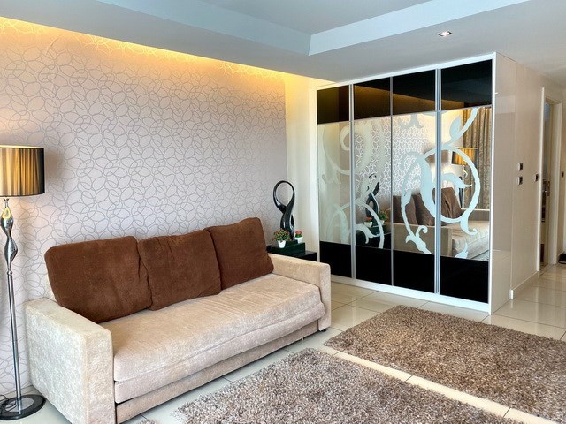 Condominium for sale Pratumnak Pattaya showing the built-in wardrobes Condominium for sale Pratumnak Pattaya showing the built-in wardrobes