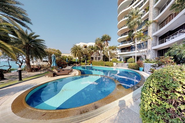 Condominium for sale Pratumnak showing the communal pool Condominium for sale Pratumnak showing the communal pool