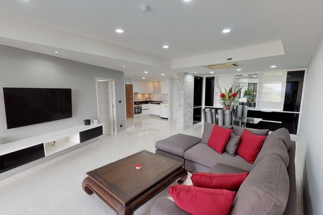 Condominium for sale Pratumnak showing the living, dining and kitchen areas Condominium for sale Pratumnak showing the living, dining and kitchen areas