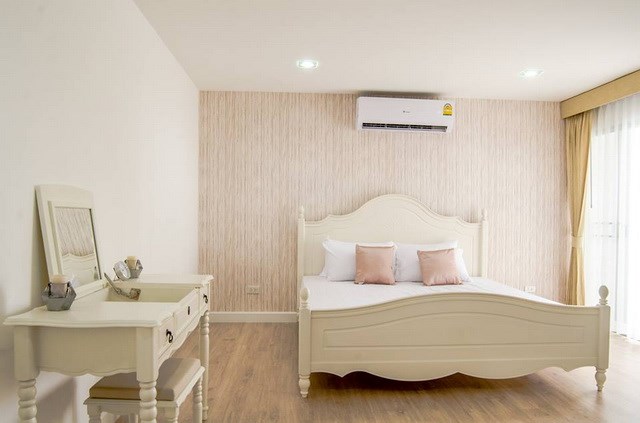 Condominium for sale Pratumnak Hill Pattaya showing the master bedroom Condominium for sale Pratumnak Hill Pattaya showing the master bedroom