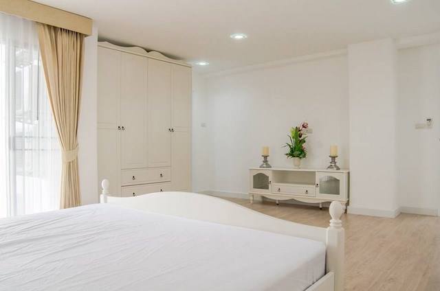 Condominium for sale Pratumnak Hill Pattaya showing the master bedroom suite Condominium for sale Pratumnak Hill Pattaya showing the master bedroom suite