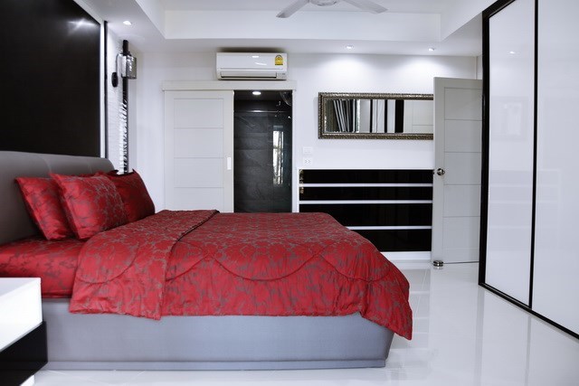 Condominium for sale Pratumnak showing the master bedroom suite Condominium for sale Pratumnak showing the master bedroom suite