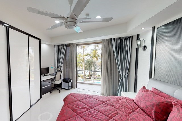 Condominium for sale Pratumnak showing the master bedroom with balcony Condominium for sale Pratumnak showing the master bedroom with balcony