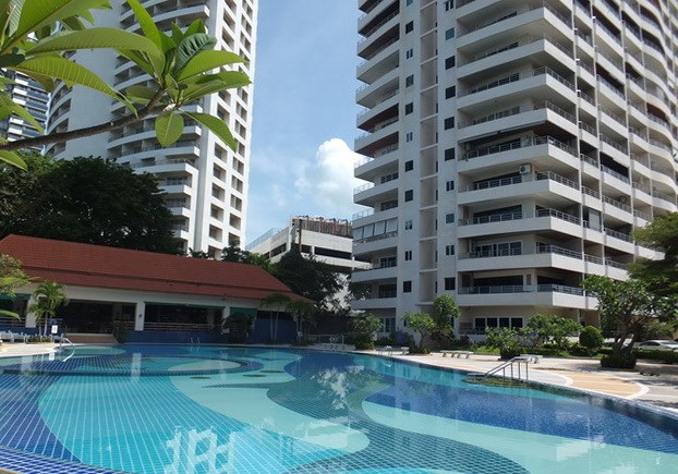 Condominium for sale Pratumnak Pattaya showing the communal pool and condo building 