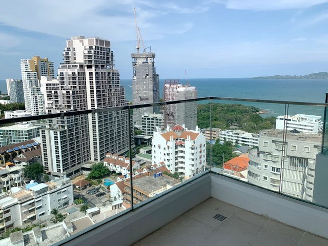 Condominium for sale The Cliff Pratumnak showing the corner balcony view