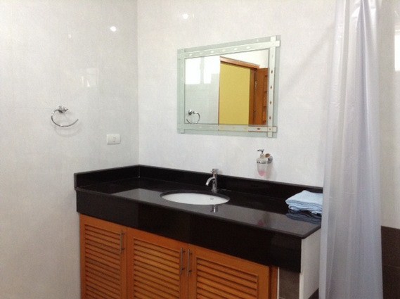 Condominium for rent Pratumnak Hill showing the bathroom Condominium for rent Pratumnak Hill showing the bathroom