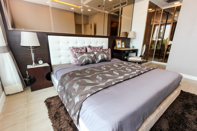 Del Mare Bangsaray Beachfront showing the bedroom