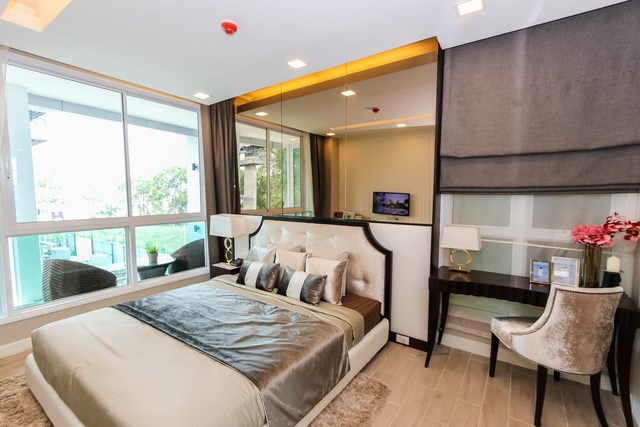 Del Mare Bangsaray Beachfront showing the master bedroom