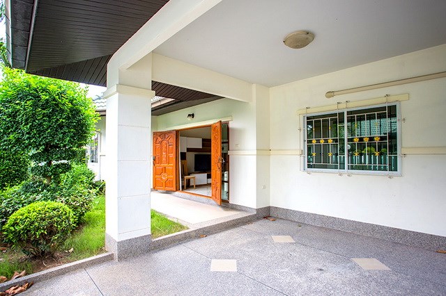 House for Rent East Pattaya showing the terrace and carport House for Rent East Pattaya showing the terrace and carport