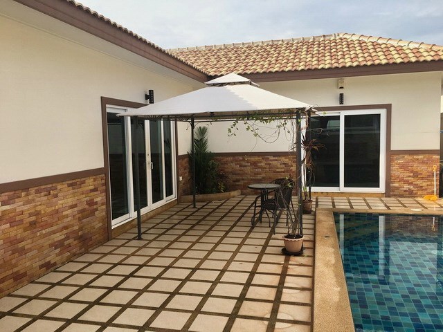House for rent East Pattaya showing the covered terrace and pool House for rent East Pattaya showing the covered terrace and pool