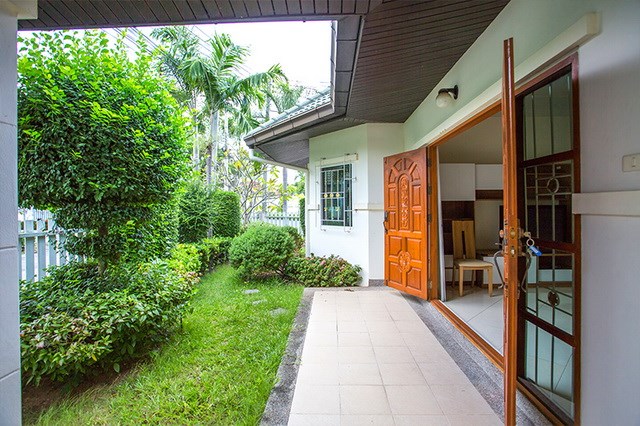 House for Rent East Pattaya showing the garden and entrance House for Rent East Pattaya showing the garden and entrance