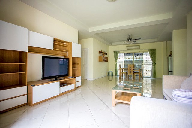 House for Rent East Pattaya showing the living and dining areas House for Rent East Pattaya showing the living and dining areas