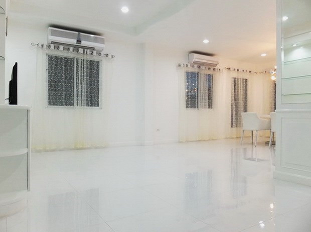 House for rent East Pattaya showing the  living and dining areas