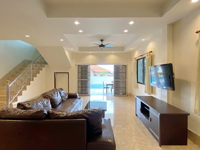 House for rent East Pattaya showing the living room pool view 