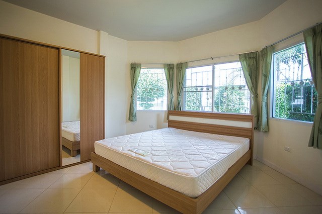 House for Rent East Pattaya showing the master bedroom House for Rent East Pattaya showing the master bedroom