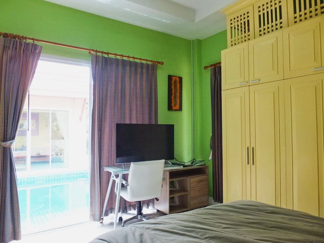House for Rent East Pattaya showing the master bedroom with built-in wardrobes 