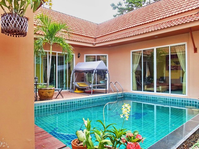 House for Rent East Pattaya showing the pool and house 