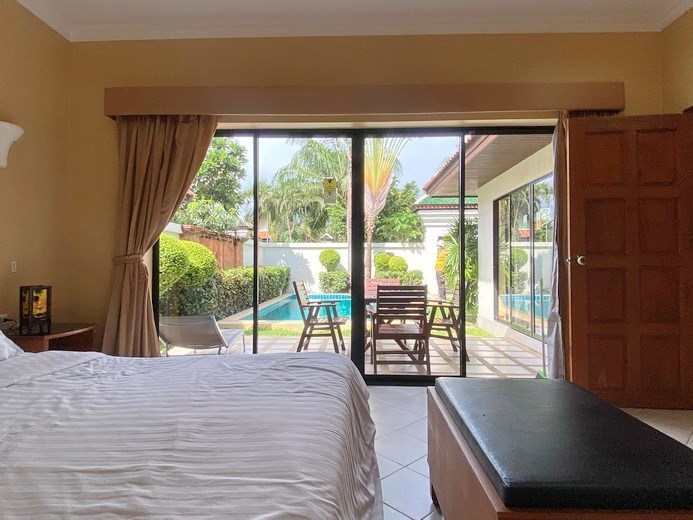 House for rent View Talay Villas Jomtien showing the bedroom with pool view 